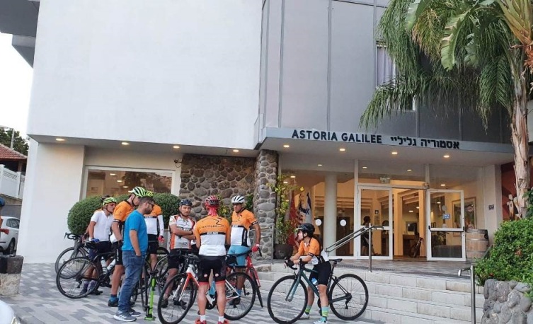 רוכבי אופניים מתקבצים ליד מלון אסטוריה גליליי