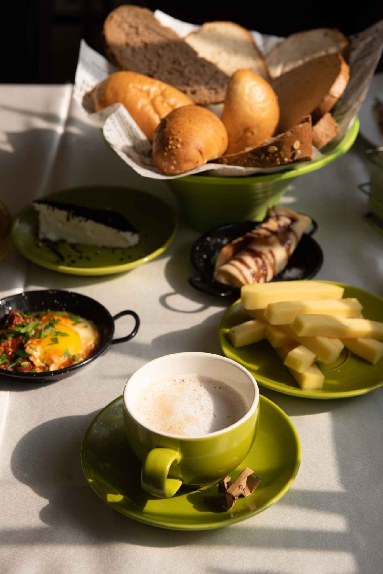 הגשת ארוחת בוקר במלון אסטוריה בטבריה