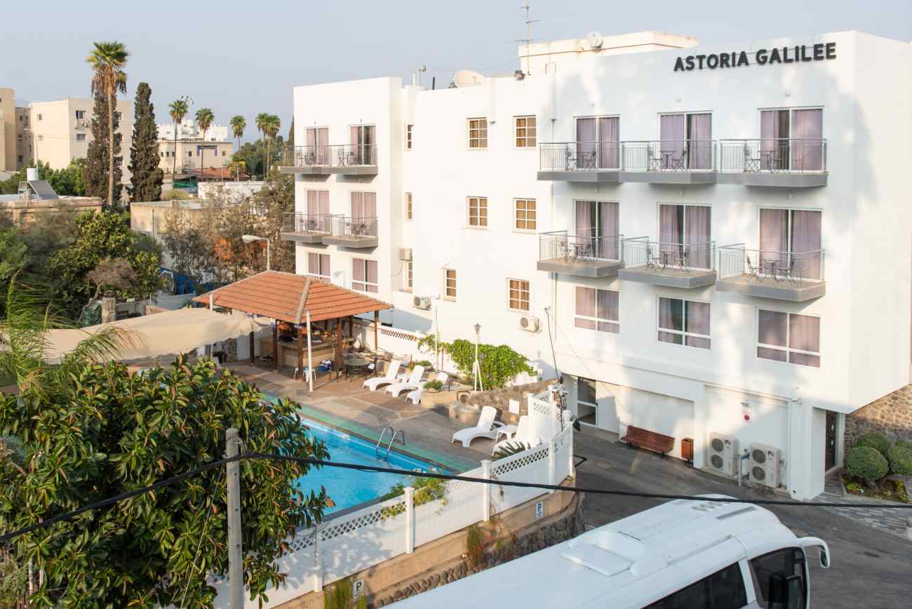 מלון אסטוריה בטבריה לצד הבריכה