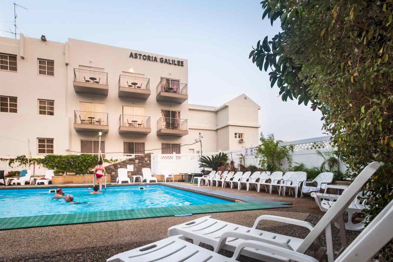 נוף בריכת מלון אסטוריה על רקע המלון