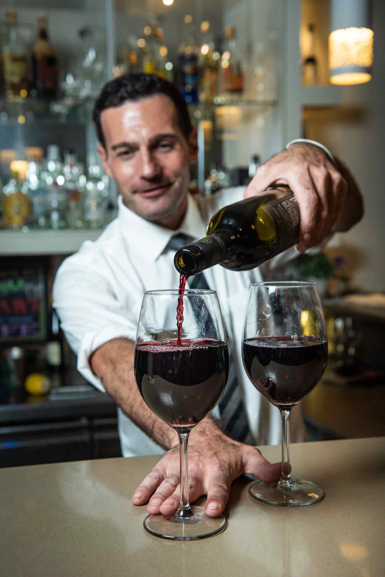 ברמן מלון אסטוריה בטבריה מוזג ל 2 גביעים יין